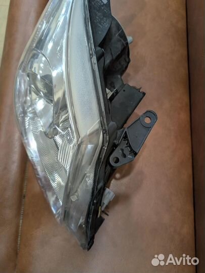 Фара Toyota Avensis ZRT272 3ZR-FAE Прав. Перед