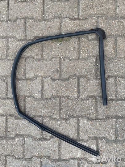 Уплотнитель стекла дверь пер прав Nissan Juke F15