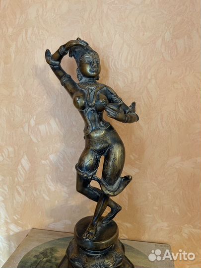 Бронзовая статуэтка девушка