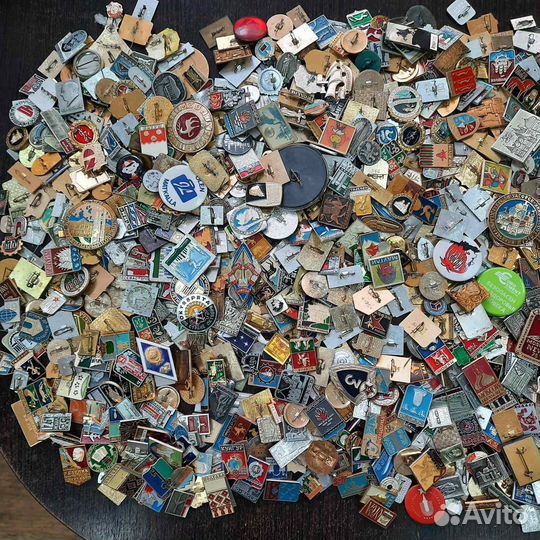 1000 штук различных значков СССР