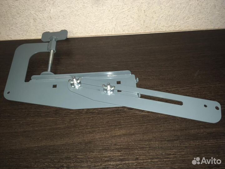 Струбцина крепления датчика эхолота