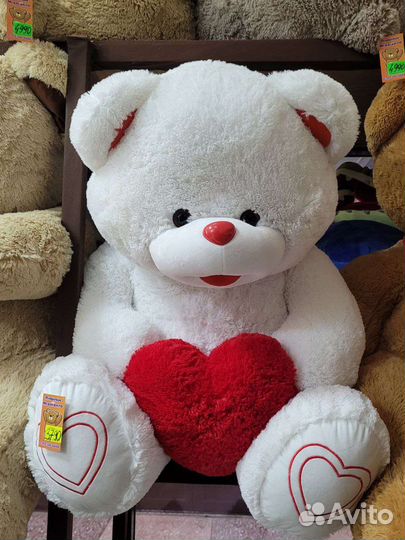 Большой плюшевый медведь