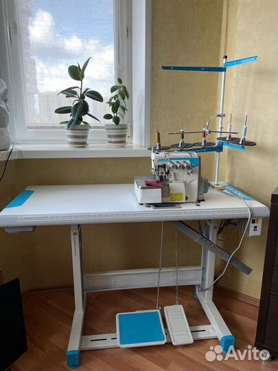 Швейная машинка оверлок jack