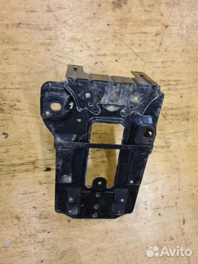 Крепление аккумулятора Mercedes-Benz S-Klass седан