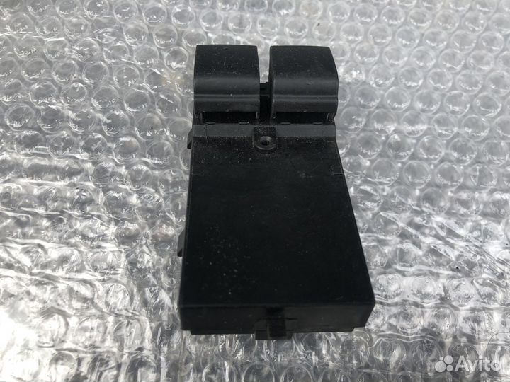 Кнопка левой двери Chevrolet Camaro V 2010-2015