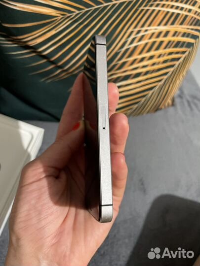 iPhone SE, 128 ГБ