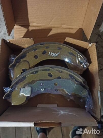Тормозные колодки задние на Nissan nout