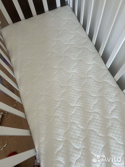 Детская кроватка с маятником