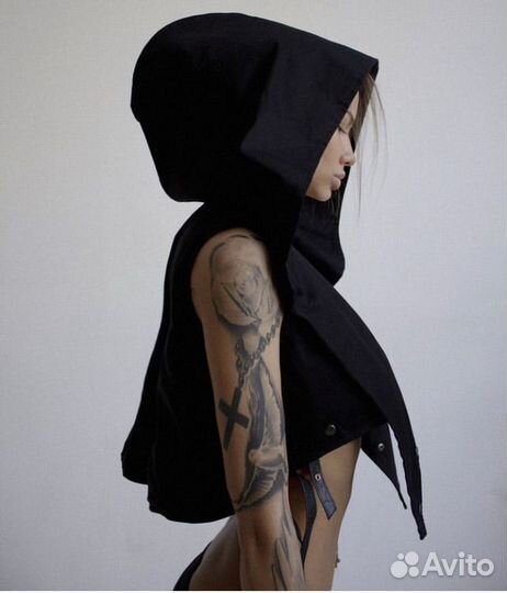 Короткая жилетка с капюшоном Katami wear