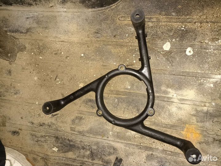 Кронштейн вентилятора радиатора Volkswagen golf 4