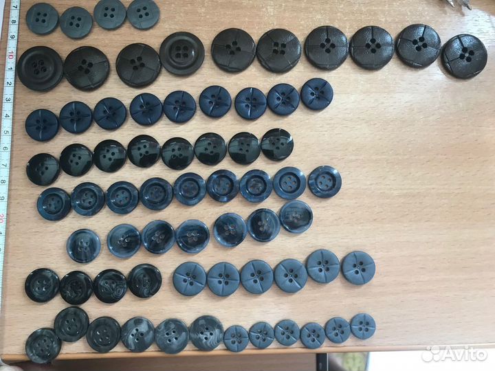 Пуговицы разные: серые, бежевые, красные, синие