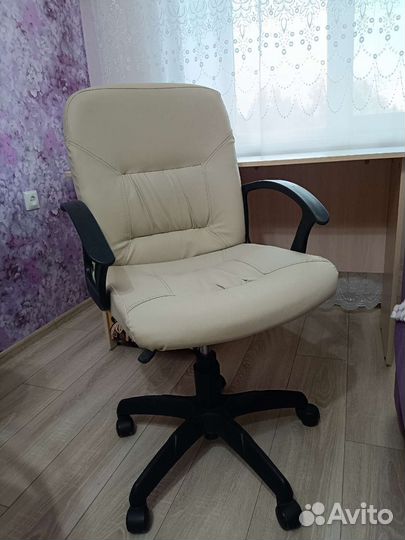 Письменный стол, тумба, стул