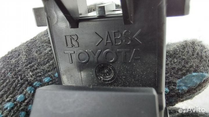 Кнопка стеклоподъемника задняя правая Toyota Rav4