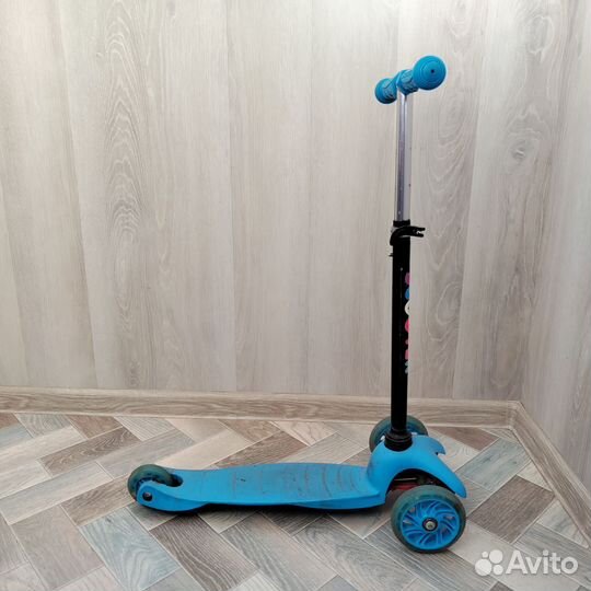 Самокат трехколесный