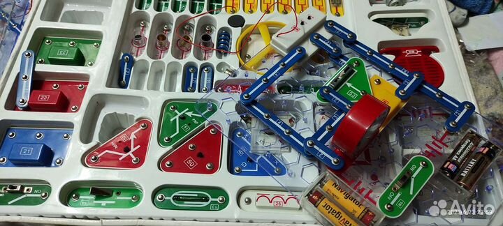 Электронный конструктор Знаток. 999 схем