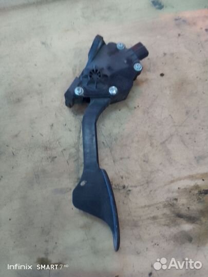 Педаль газа Toyota Hilux 8