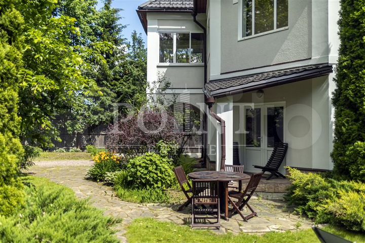 Дом 450 м² на участке 13 сот.