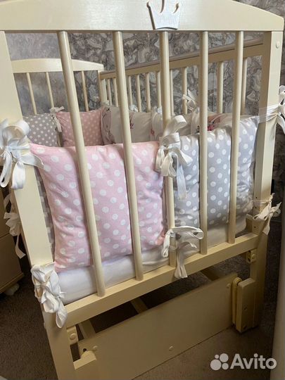 Детская кроватка с маятником