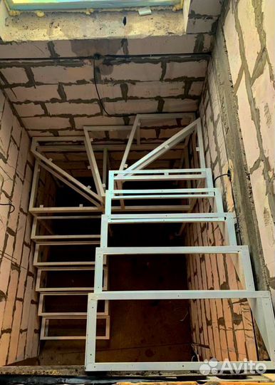 Лестничные перила кованные с монтажем