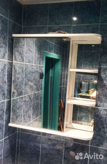 Шкаф полка с зеркалом в ванну