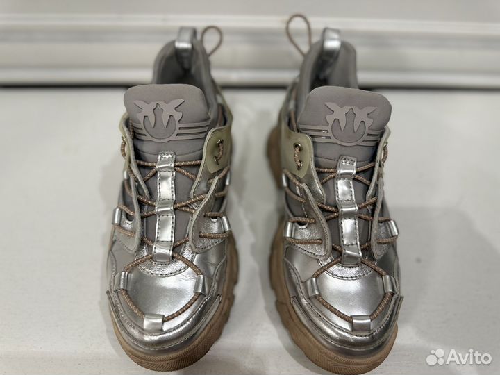 Кроссовки женские