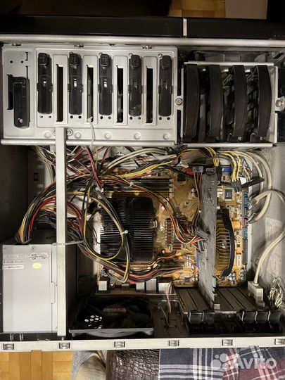 Кровать, компьютерный блок, монитор