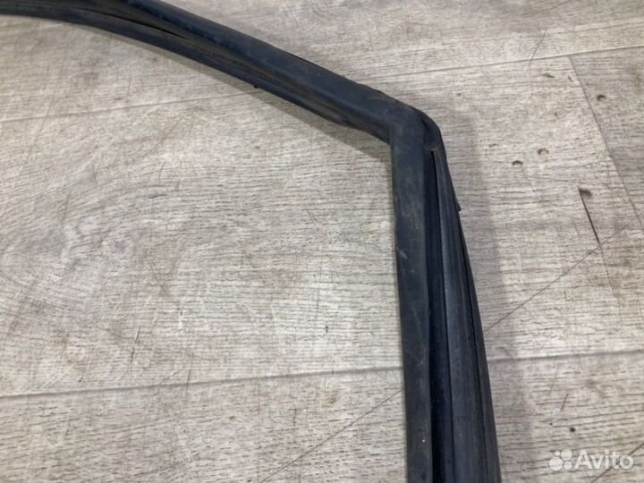 Уплотнитель двери передний левый Renault Logan