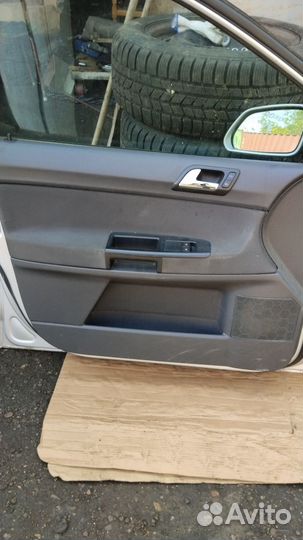 Двери передние Фольксваген Поло 2007 год