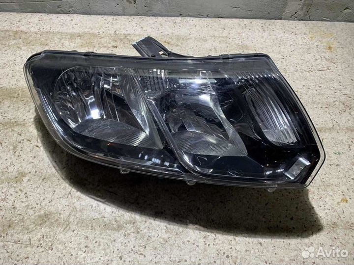 Фара Renault Logan