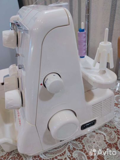 Оверлочная швейная машина