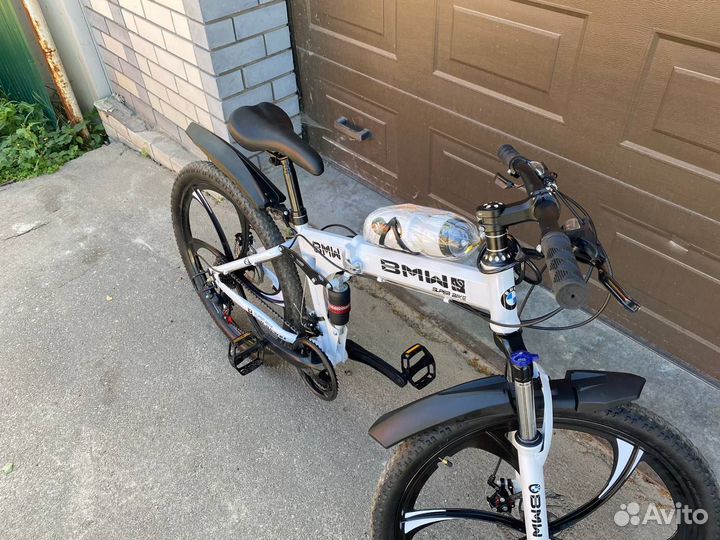Велосипед BMW на литых дисках