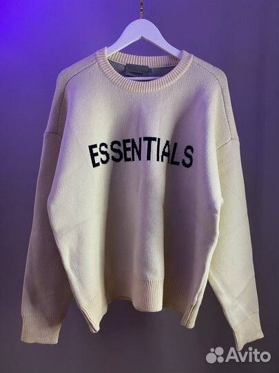 Вязанный свитер Essentials два цвета на руках