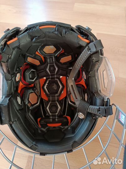 Хоккейный шлем