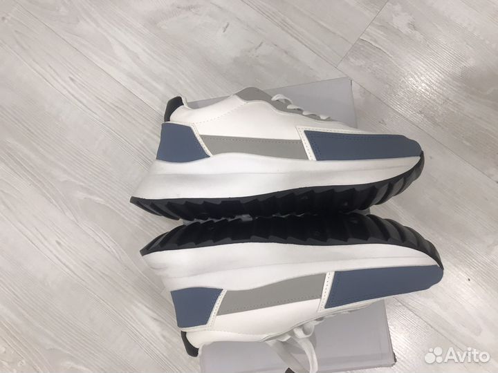 Кроссовки женские