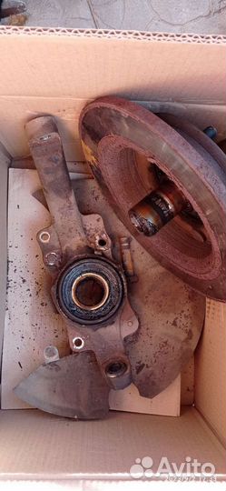 Поворотный кулак со ступицей и торм. колодкой бу