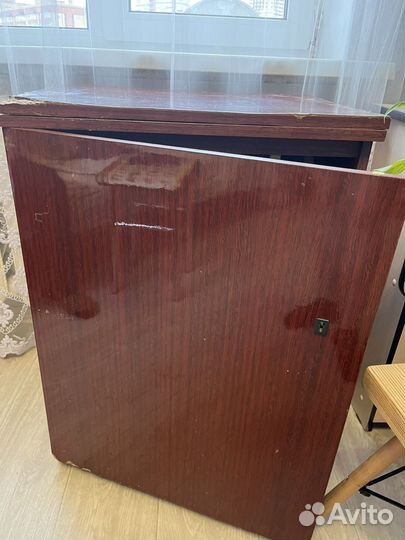 Ножная швейная машинка с тумбой