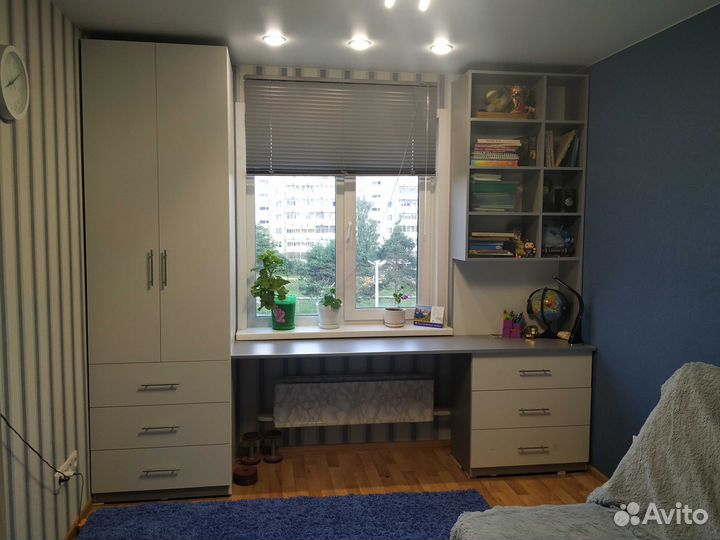 Стол детский в доль окна письменный