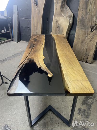 Стол из эпоксидной смолы и слэба