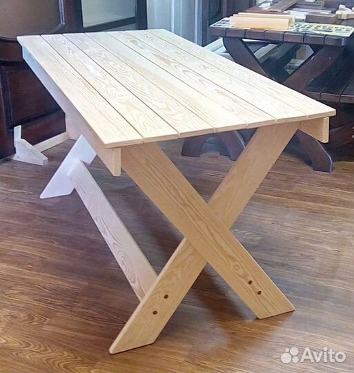 Деревянный стол для дачи