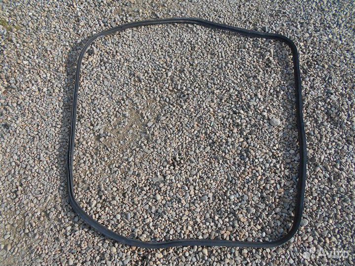 Уплотнительная резинка багажника Nissan R'nessa