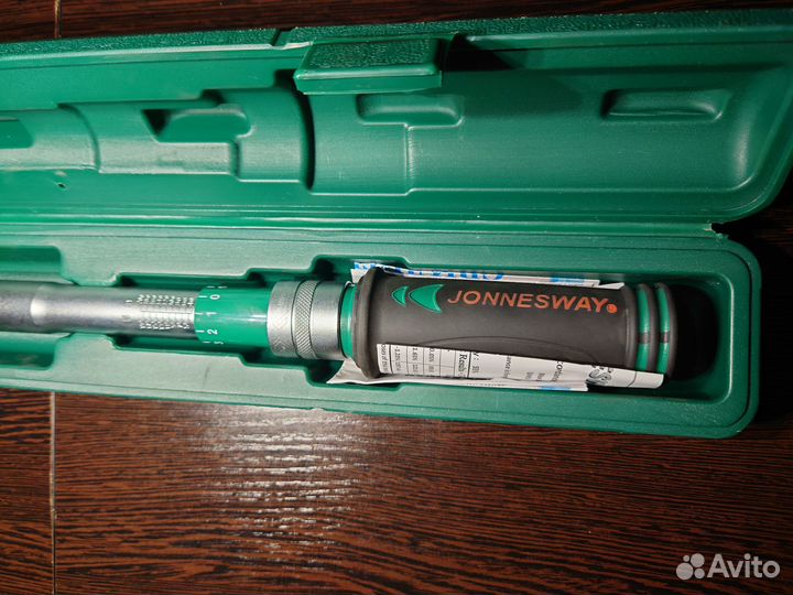 Динамометрический ключ Jonnesway 40-200NM