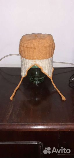 Шапка зимняя оранжево-белая с веревочками