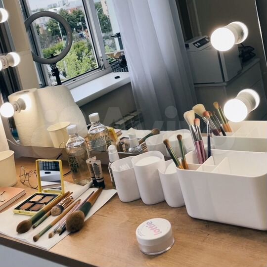 Место мастера бровиста или визажиста