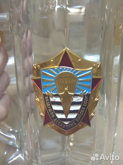 Коллекционные кружки с металлической эмблемой