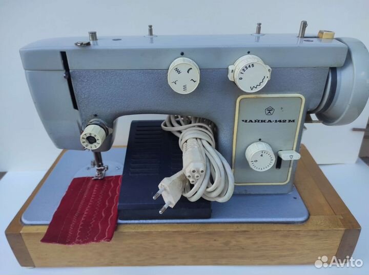 Швейная машина Чайка 142м