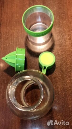 Бутылка для воды с соковыжималкой