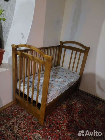 Детская кроватка с маятником и ящиком