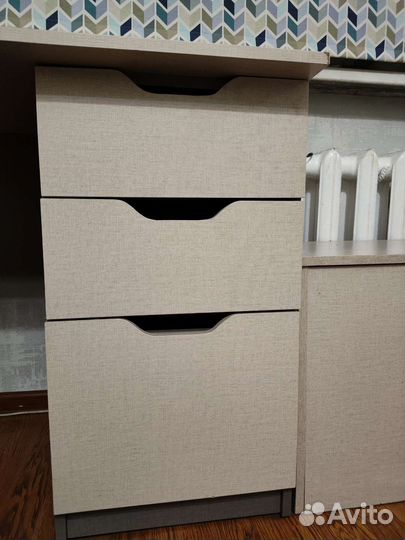 Письменный стол с ящиками и полками