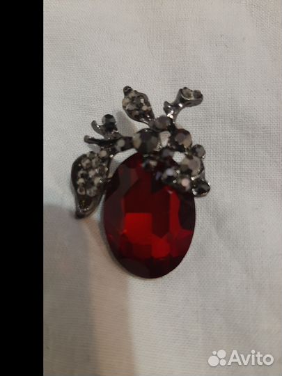 Гранатовая брошь