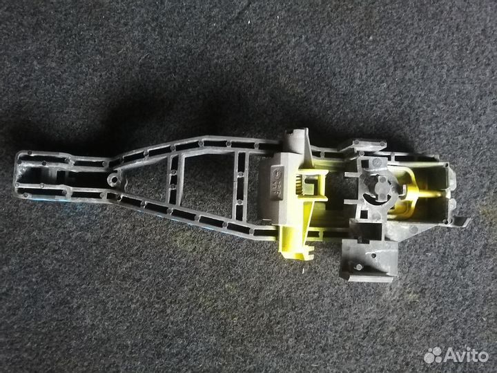 Основание ручки двери наружней левой Ford Focus 3